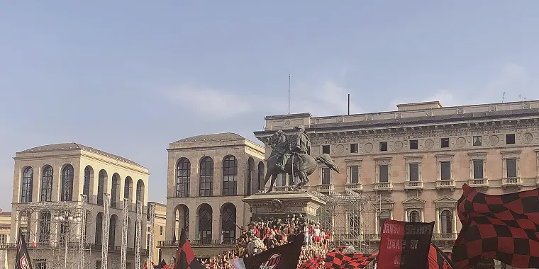 禁区前沿多人密集防守封堵传中路线的画面（人盯人到区域联防的过渡花了二十年）